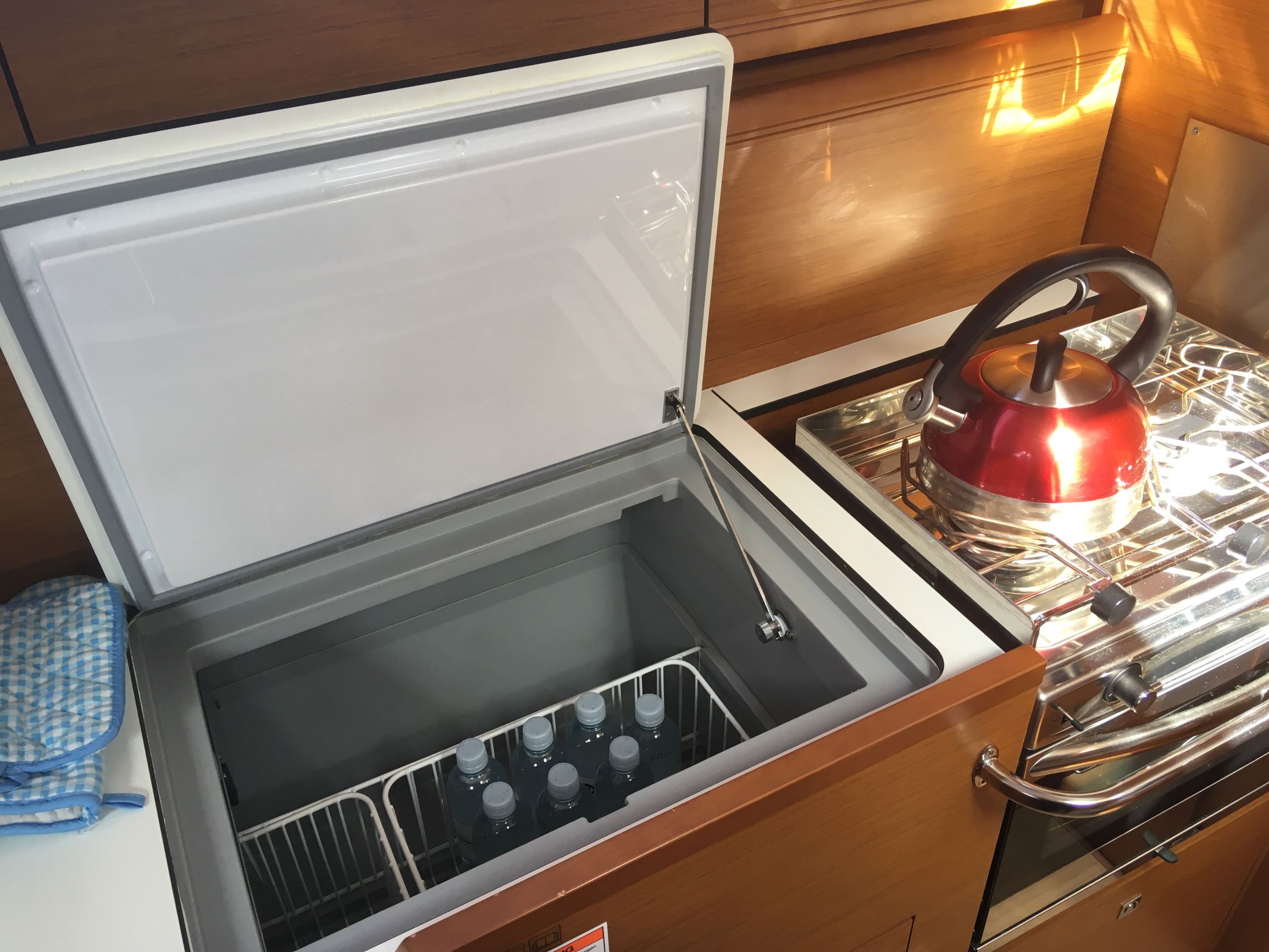 Jeanneau 419 - Zephyrus-Galley - stove & Large fridge storage - Zephyrus (Resized).jpg